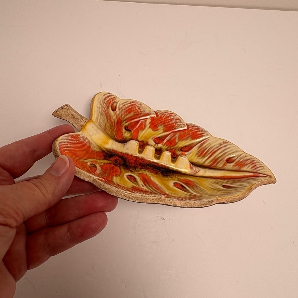 Vintage 1962 MCM Treasure Craft Leaf Shaped Ashtray in Orange, Yellow and Brown - Picture 3 of 10